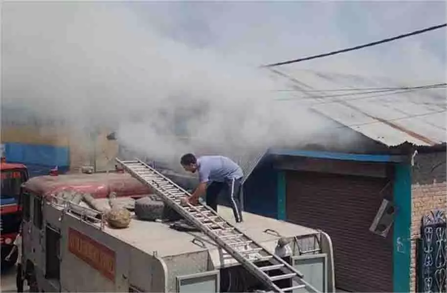 Jammu-Kashmir: रिहायशी मकान और दुकानें तबाह, लोग इधर-उधर भागे Jammu-Kashmir: रिहायशी मकान और दुकानें तबाह, लोग इधर-उधर भागे
