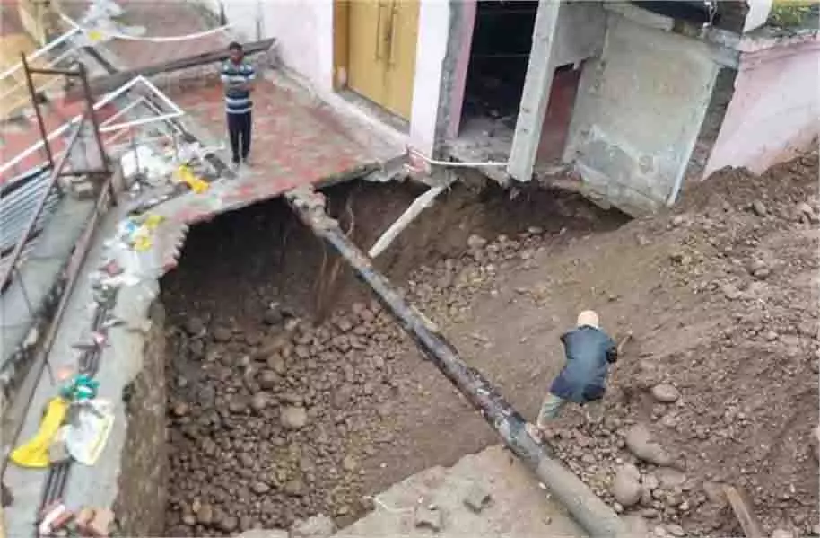 Jammu-Kashmir: प्रसिद्ध मंदिर पर मंडराया खतरा, स्थानी लोगों ने प्रशासन से की मांग Jammu-Kashmir: प्रसिद्ध मंदिर पर मंडराया खतरा, स्थानी लोगों ने प्रशासन से की मांग