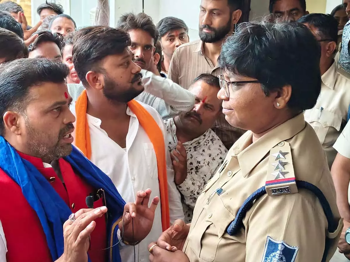 Indore : जान से मारने की धमकियों को लेकर दलितों में आक्रोश Indore : जान से मारने की धमकियों को लेकर दलितों में आक्रोश