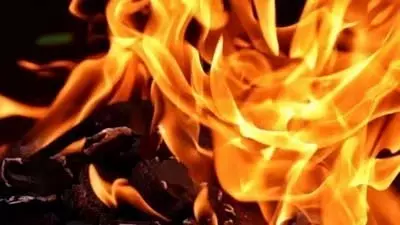 Pune : मोटरसाइकिल शोरूम में आग, 60 गाड़ियां जलकर खाक, एक व्यक्ति को बचाया गया Pune : मोटरसाइकिल शोरूम में आग, 60 गाड़ियां जलकर खाक, एक व्यक्ति को बचाया गया