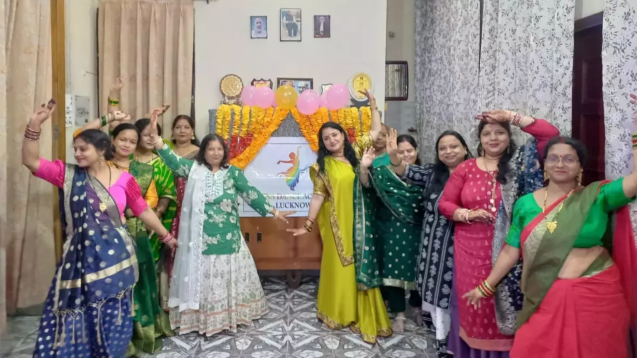 Lucknow: तीज के रंगों में रत्ना डांस अकादमी का नया लोगो Lucknow: तीज के रंगों में रत्ना डांस अकादमी का नया लोगो