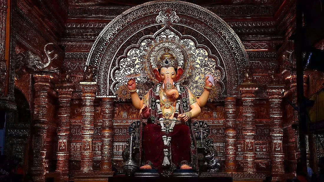Ganesh Chaturthi 2025: शुभ त्योहार के दौरान मुंबई के प्रसिद्ध गणपति पंडालों के दर्शन करें Ganesh Chaturthi 2025: शुभ त्योहार के दौरान मुंबई के प्रसिद्ध गणपति पंडालों के दर्शन करें