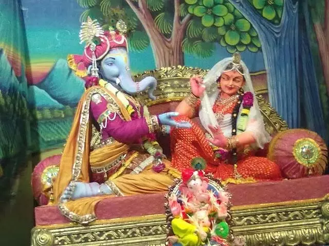 देश भर में गौरी-गणेश उत्सव की धूम: बढ़ती कीमतों के बीच खरीदारी का दौर देश भर में गौरी-गणेश उत्सव की धूम: बढ़ती कीमतों के बीच खरीदारी का दौर