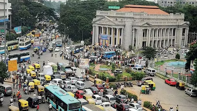 JC रोड पर सफेदी का काम: 30 अगस्त तक भारी वाहनों का आवागमन प्रतिबंधित JC रोड पर सफेदी का काम: 30 अगस्त तक भारी वाहनों का आवागमन प्रतिबंधित