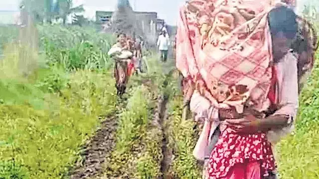 Karnataka : एम्बुलेंस के लिए मां और नवजात शिशु को लेकर 1.5 किमी पैदल चला परिवार Karnataka : एम्बुलेंस के लिए मां और नवजात शिशु को लेकर 1.5 किमी पैदल चला परिवार