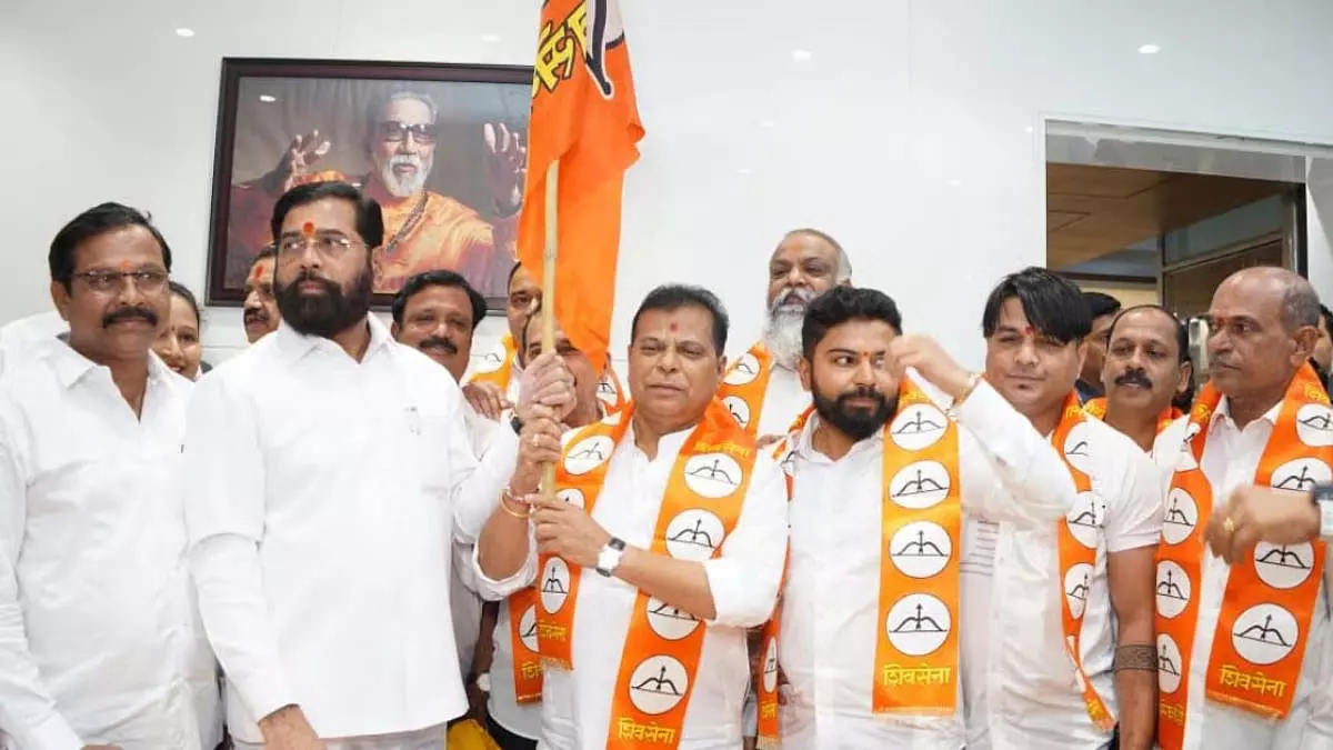 Maharashtra : पूर्व मनसे और राकांपा-सपा पार्षद पाला बदलकर ठाणे में शिवसेना में शामिल Maharashtra : पूर्व मनसे और राकांपा-सपा पार्षद पाला बदलकर ठाणे में शिवसेना में शामिल
