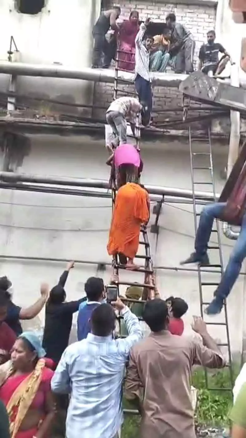 Jalandhar अमोनिया रिसाव, कोई हताहत नहीं, 35 श्रमिक सुरक्षित निकाले गए Jalandhar अमोनिया रिसाव, कोई हताहत नहीं, 35 श्रमिक सुरक्षित निकाले गए