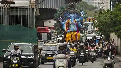 Mumbai : गणेश प्रतिमाएं विभिन्न थीमों को प्रदर्शित करती हैं, गणेशोत्सव के दौरान जागरूकता फैलाती हैं Mumbai : गणेश प्रतिमाएं विभिन्न थीमों को प्रदर्शित करती हैं, गणेशोत्सव के दौरान जागरूकता फैलाती हैं