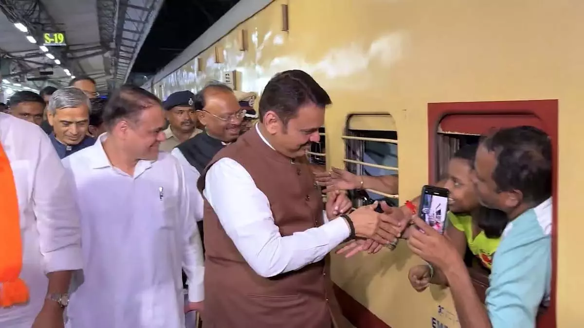 Maharashtra CM : मुंबई से कोंकण के लिए पहली गणपति स्पेशल ट्रेन को हरी झंडी दिखाई Maharashtra CM : मुंबई से कोंकण के लिए पहली गणपति स्पेशल ट्रेन को हरी झंडी दिखाई