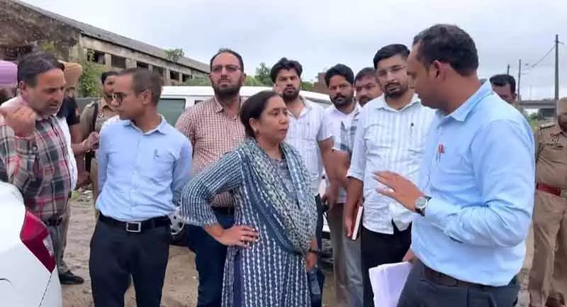 Malout में जलभराव की समस्या को देखते हुए मंत्री बलजीत कौर हरकत में आईं Malout में जलभराव की समस्या को देखते हुए मंत्री बलजीत कौर हरकत में आईं
