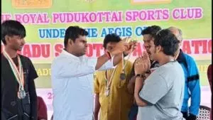 मंत्री टीआरबी राजा के बेटे ने अन्नामलाई से पदक लेने से इनकार किया मंत्री टीआरबी राजा के बेटे ने अन्नामलाई से पदक लेने से इनकार किया