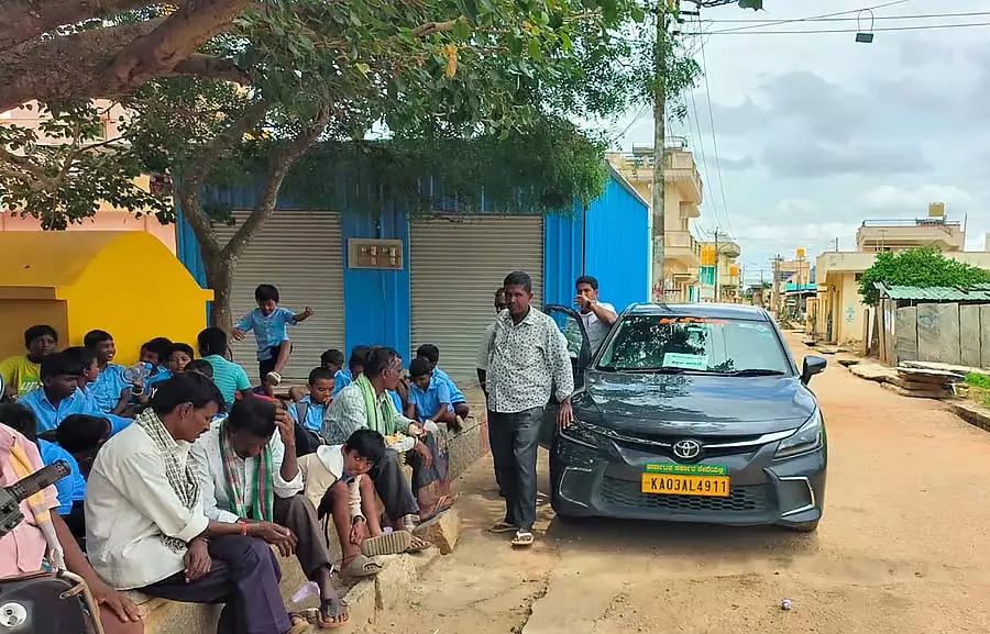 Chikkaballapura : बच्चों ने सरकारी स्कूल के शिक्षकों के खिलाफ किया प्रदर्शन Chikkaballapura : बच्चों ने सरकारी स्कूल के शिक्षकों के खिलाफ किया प्रदर्शन
