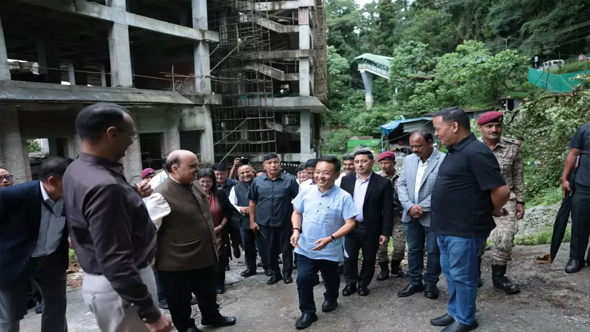 Sikkim CM प्रेम सिंह तमांग ने गंगटोक में राज्य पुस्तकालय निर्माण का निरीक्षण किया Sikkim CM प्रेम सिंह तमांग ने गंगटोक में राज्य पुस्तकालय निर्माण का निरीक्षण किया