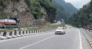 Banihal: एहतियात के लिए राजमार्ग पर यातायात बंद किया गया Banihal: एहतियात के लिए राजमार्ग पर यातायात बंद किया गया