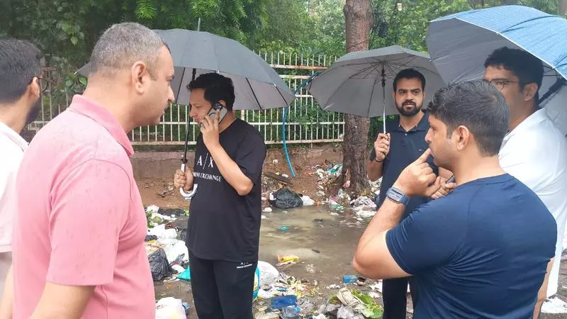 DC ने अधिकारियों से कहा, कचरा समय पर उठाना सुनिश्चित करें या संगीत बजाएं DC ने अधिकारियों से कहा, कचरा समय पर उठाना सुनिश्चित करें या संगीत बजाएं