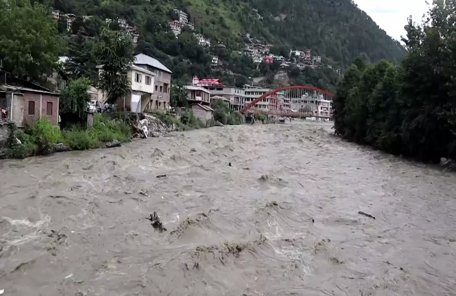 Kullu: व्यास नदी के उफान से कुल्लू में मकान और दुकानें बहीं Kullu: व्यास नदी के उफान से कुल्लू में मकान और दुकानें बहीं