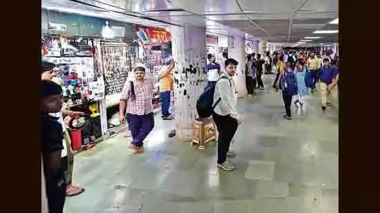 BMC ने सीएसएमटी मेट्रो में अतिक्रमण करने वाली दुकानों पर लगाम लगाई BMC ने सीएसएमटी मेट्रो में अतिक्रमण करने वाली दुकानों पर लगाम लगाई