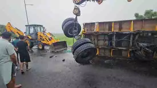 Bathinda-Chandigarh राष्ट्रीय राजमार्ग पर 22 पहिया ट्रक-ट्रेलर पलटा Bathinda-Chandigarh राष्ट्रीय राजमार्ग पर 22 पहिया ट्रक-ट्रेलर पलटा