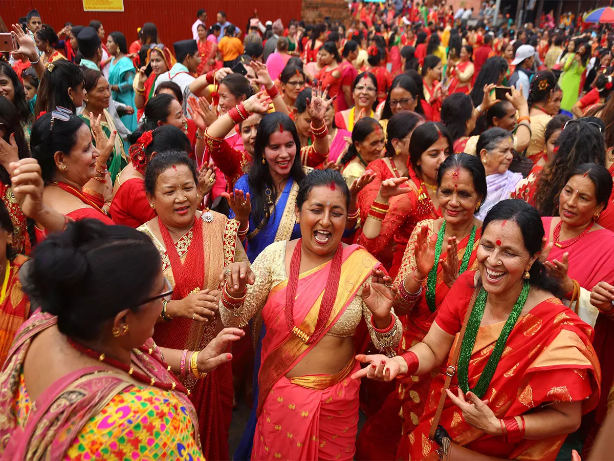 नेपाली हिंदू महिलाएं तीज मनाती हैं, दर्द और चिंता करती हैं साझा नेपाली हिंदू महिलाएं तीज मनाती हैं, दर्द और चिंता करती हैं साझा