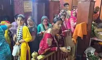 Varanasi: हरतालिका तीज पर महिलाओं ने किए पूजन, लिया आशीर्वाद Varanasi: हरतालिका तीज पर महिलाओं ने किए पूजन, लिया आशीर्वाद