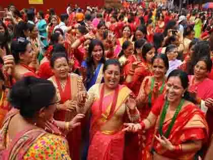 Nepali हिंदू महिलाएं तीज मनाती हैं, दर्द और चिंता साझा करती हैं Nepali हिंदू महिलाएं तीज मनाती हैं, दर्द और चिंता साझा करती हैं