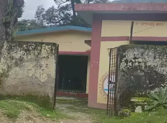 Gopeshwar: नेपाली मजदूरों ने पीएचसी में अस्थायी डेरा बनाया Gopeshwar: नेपाली मजदूरों ने पीएचसी में अस्थायी डेरा बनाया