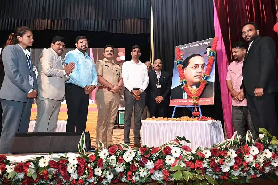 प्रतियोगी परीक्षाओं से न डरें: जिला कलेक्टर डॉ. आनंद प्रतियोगी परीक्षाओं से न डरें: जिला कलेक्टर डॉ. आनंद