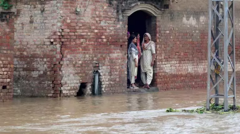 भारत द्वारा बाढ़ग्रस्त नदियों से पानी छोड़े जाने पर पाकिस्तान ने हजारों लोगों को निकाला भारत द्वारा बाढ़ग्रस्त नदियों से पानी छोड़े जाने पर पाकिस्तान ने हजारों लोगों को निकाला