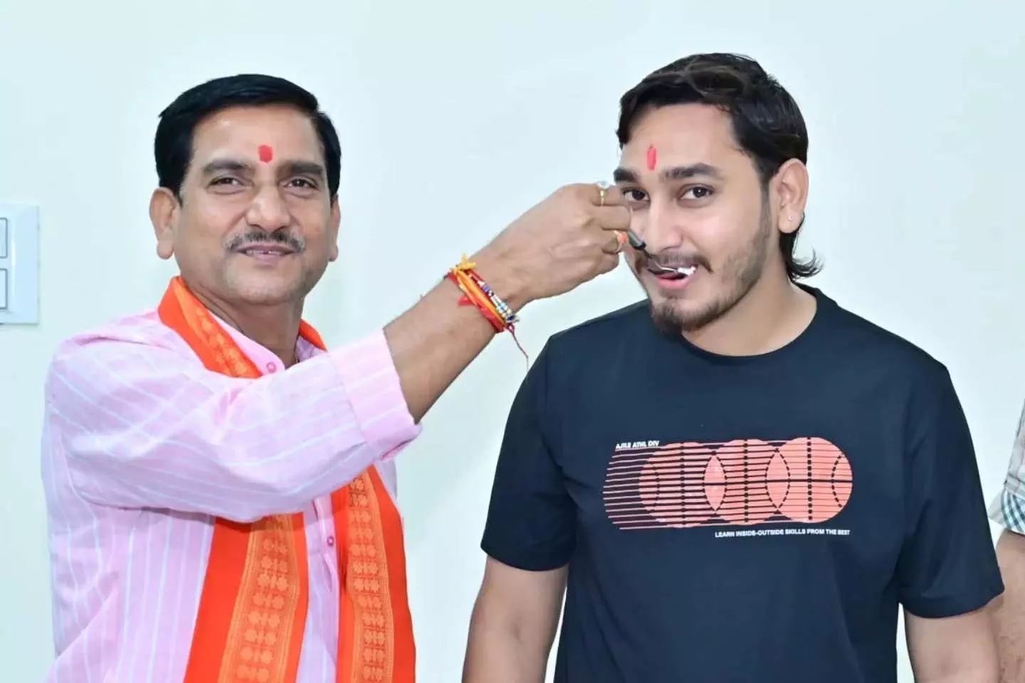 केंद्रीय राज्यमंत्री तोखन साहू ने बेटे निखिल को दी जन्मदिन की शुभकामनाएं केंद्रीय राज्यमंत्री तोखन साहू ने बेटे निखिल को दी जन्मदिन की शुभकामनाएं