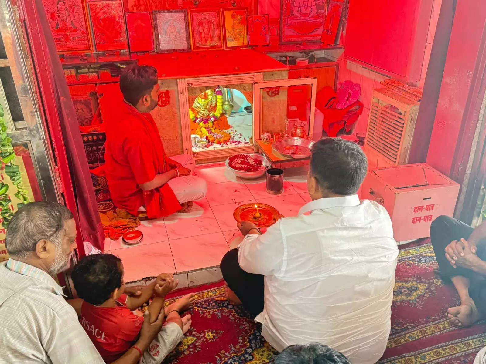 Jaipur: वन राज्यमंत्री ने पाण्डुपोल मंदिर में की विशेष पूजा, जनता के सुख-समृद्धि की कामना Jaipur: वन राज्यमंत्री ने पाण्डुपोल मंदिर में की विशेष पूजा, जनता के सुख-समृद्धि की कामना
