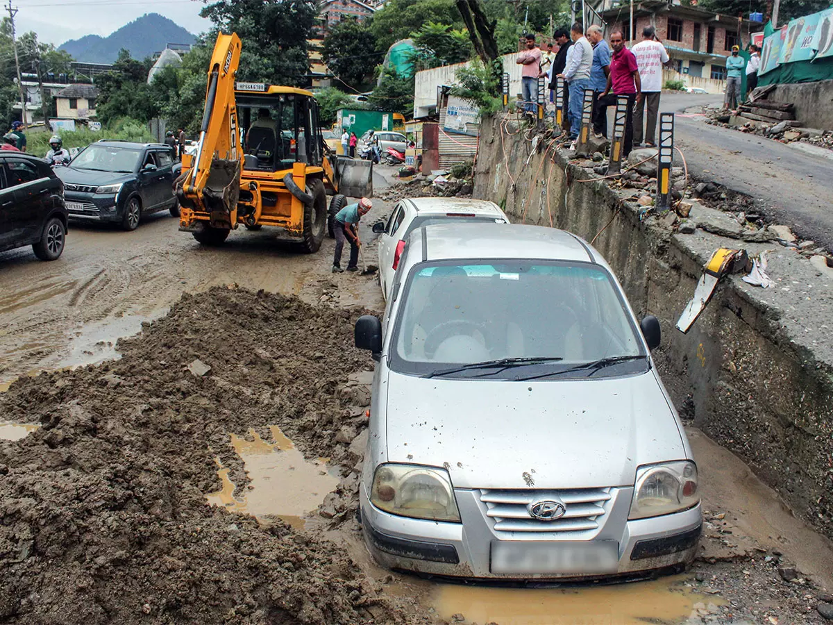 हिमाचल में भारी बारिश से हाहाकार: Kullu में 130 सड़कें बंद, राज्य भर में 68 और सड़कें अवरुद्ध हिमाचल में भारी बारिश से हाहाकार: Kullu में 130 सड़कें बंद, राज्य भर में 68 और सड़कें अवरुद्ध