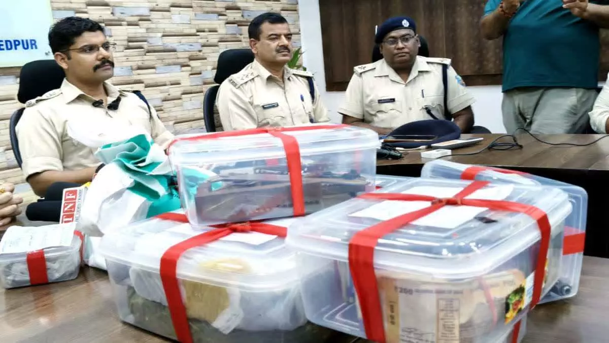 Jamshedpur: अवैध हथियार बनाने की फैक्ट्री का भंडाफोड़, सामान बरामद Jamshedpur: अवैध हथियार बनाने की फैक्ट्री का भंडाफोड़, सामान बरामद