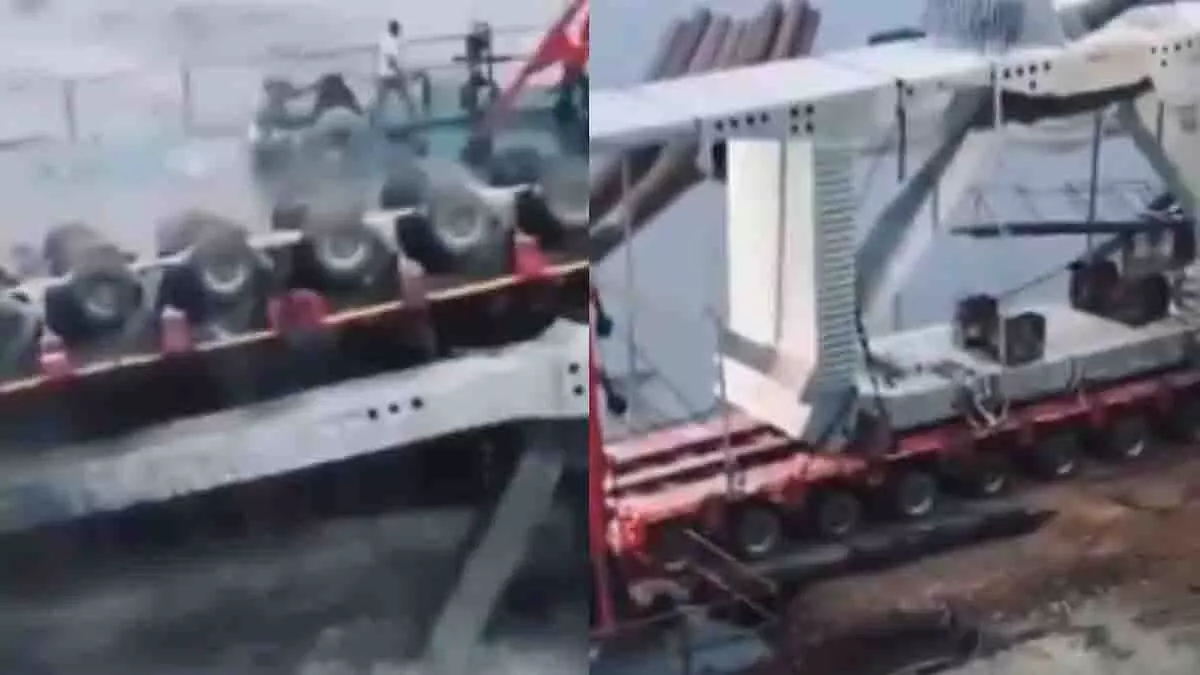 Prayagraj: गंगा नदी में विशाल गर्डर गिरने से मजदूर बाल-बाल बचे Prayagraj: गंगा नदी में विशाल गर्डर गिरने से मजदूर बाल-बाल बचे