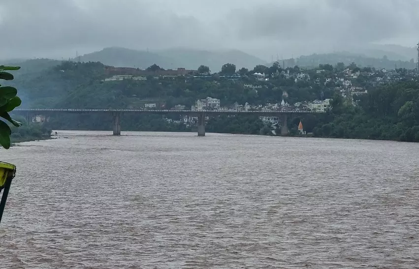 Jammu: तवी नदी की उफान से ब्रिज के किनारे हुए क्षतिग्रस्त Jammu: तवी नदी की उफान से ब्रिज के किनारे हुए क्षतिग्रस्त
