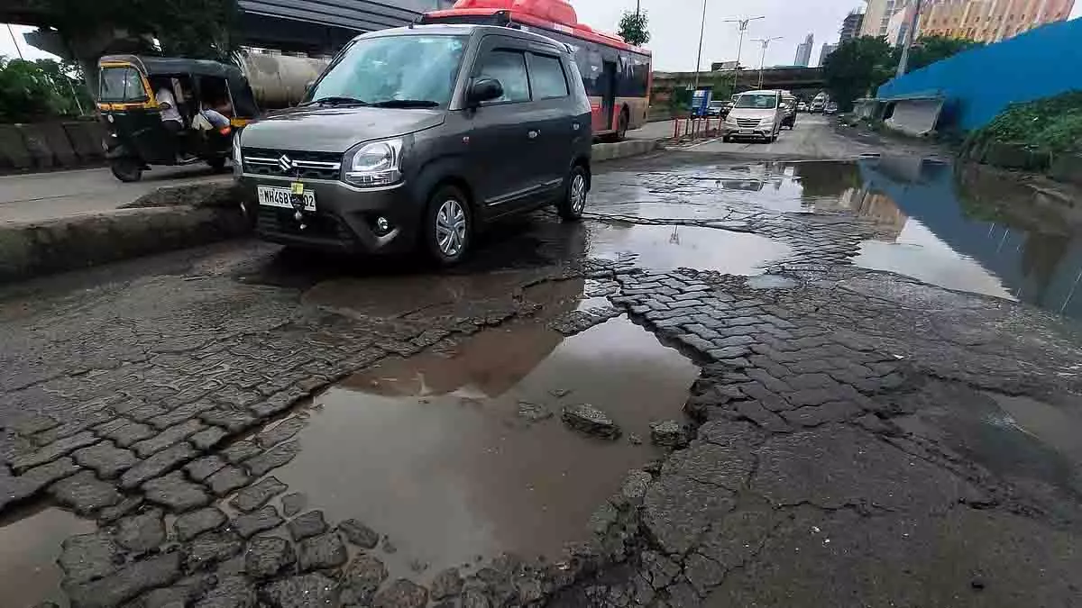 Navi Mumbai: हवाई अड्डे से पहले उल्वे-बेलापुर रोड की बदहाल हालत Navi Mumbai: हवाई अड्डे से पहले उल्वे-बेलापुर रोड की बदहाल हालत