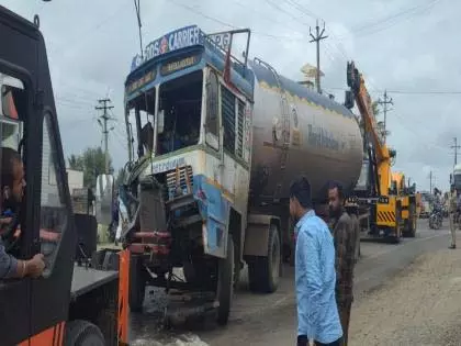 Overtaking दुर्घटना: सीमेंट ट्रक और गैस टैंकर में टक्कर, कई जानें बचीं Overtaking दुर्घटना: सीमेंट ट्रक और गैस टैंकर में टक्कर, कई जानें बचीं