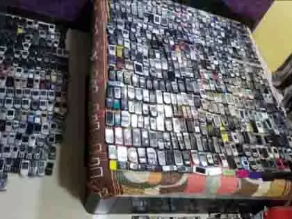 Mumbai: मोबाइल चोरी का बड़ा खुलासा, पुलिस ने फोन वापस किए Mumbai: मोबाइल चोरी का बड़ा खुलासा, पुलिस ने फोन वापस किए