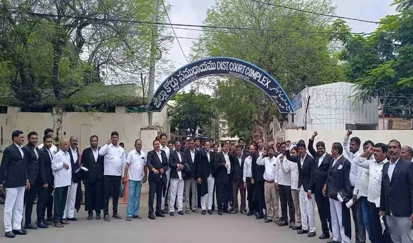 हमले बर्दाश्त नहीं किए जाएंगे.. वकीलों का विरोध.. कर्तव्यों का बहिष्कार हमले बर्दाश्त नहीं किए जाएंगे.. वकीलों का विरोध.. कर्तव्यों का बहिष्कार