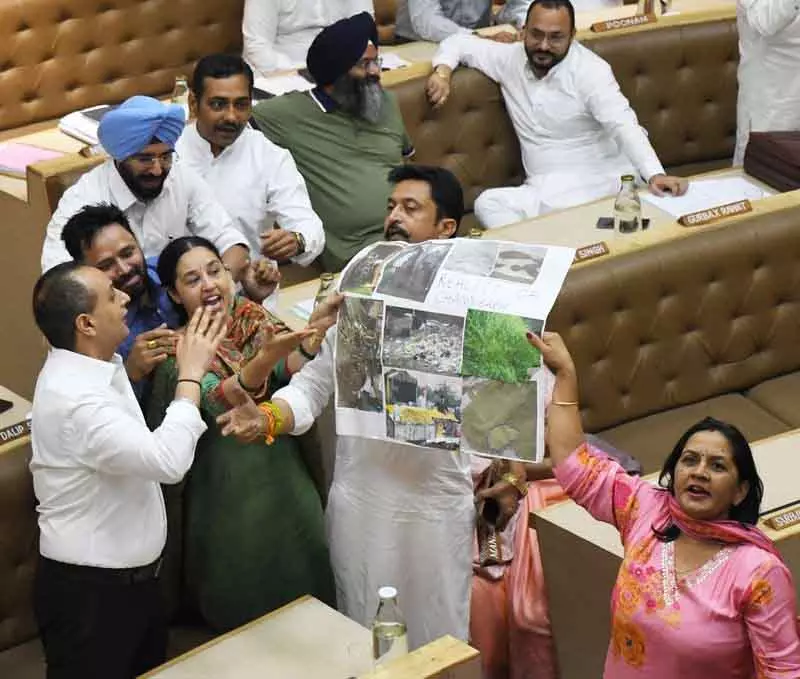 भ्रष्टाचार के आरोपों से घिरे MC ने हंगामेदार बैठक की तैयारी की भ्रष्टाचार के आरोपों से घिरे MC ने हंगामेदार बैठक की तैयारी की