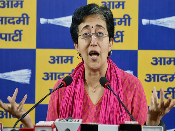 सौरभ भारद्वाज के आवास पर ED की छापेमारी की आतिशी ने निंदा की सौरभ भारद्वाज के आवास पर ED की छापेमारी की आतिशी ने निंदा की