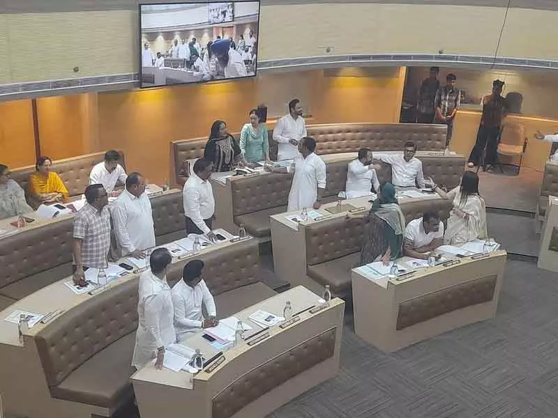 Chandigarh जनरल हाउस की बैठक में हंगामा, आप और भाजपा पार्षदों में झड़प Chandigarh जनरल हाउस की बैठक में हंगामा, आप और भाजपा पार्षदों में झड़प