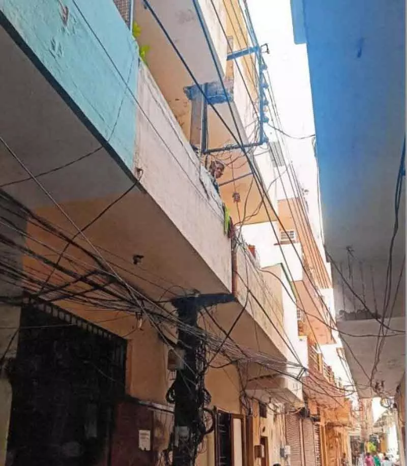 Chandigarh: बिजली लाइनों के पास अवैध निर्माण के लिए 805 नोटिस जारी Chandigarh: बिजली लाइनों के पास अवैध निर्माण के लिए 805 नोटिस जारी