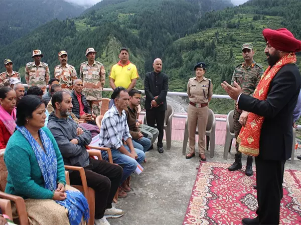 उत्तराखंड के राज्यपाल ने बाढ़ प्रभावित उत्तरकाशी का दौरा किया, परिवारों को सहायता का दिया आश्वासन उत्तराखंड के राज्यपाल ने बाढ़ प्रभावित उत्तरकाशी का दौरा किया, परिवारों को सहायता का दिया आश्वासन