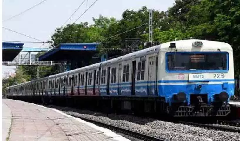 SCR ने गणेश प्रतिमा विसर्जन के लिए विशेष MMTS ट्रेनों की घोषणा की SCR ने गणेश प्रतिमा विसर्जन के लिए विशेष MMTS ट्रेनों की घोषणा की