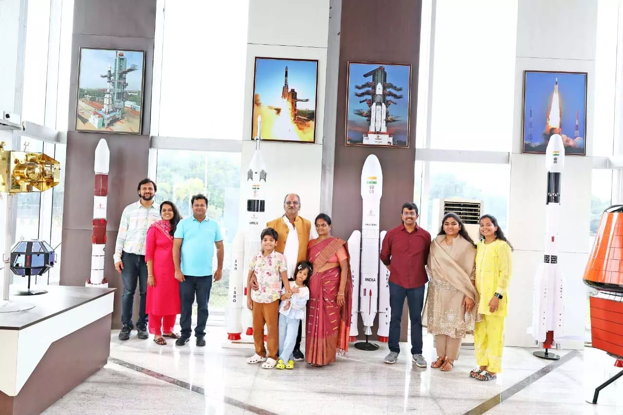 श्रीहरिकोटा पहुंचे सांसद बृजमोहन अग्रवाल, परिवार समेत किया सतीश धवन अंतरिक्ष केंद्र का अवलोकन श्रीहरिकोटा पहुंचे सांसद बृजमोहन अग्रवाल, परिवार समेत किया सतीश धवन अंतरिक्ष केंद्र का अवलोकन