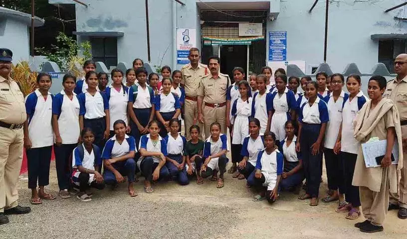 Gajwel ACP ने कबड्डी प्रतियोगिता में दूसरे स्थान पर आने पर कस्तूरबा की छात्राओं को बधाई दी Gajwel ACP ने कबड्डी प्रतियोगिता में दूसरे स्थान पर आने पर कस्तूरबा की छात्राओं को बधाई दी