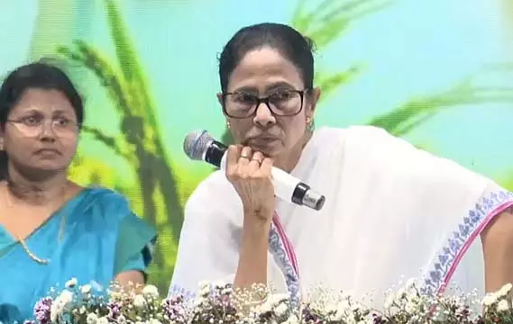 Mamata ने चुनाव आयोग पर निशाना साधते हुए कहा, कृपया भाजपा का लॉलीपॉप न बनें Mamata ने चुनाव आयोग पर निशाना साधते हुए कहा, कृपया भाजपा का लॉलीपॉप न बनें