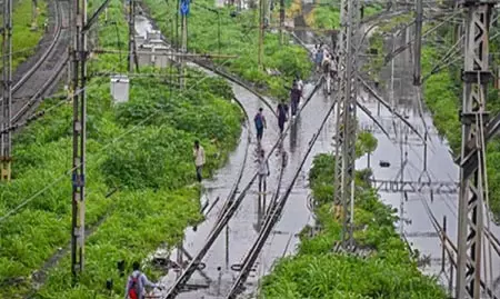 चक्की नदी में भूस्खलन और मूसलाधार बारिश के कारण रेल और सड़क यातायात प्रभावित, स्कूल बंद चक्की नदी में भूस्खलन और मूसलाधार बारिश के कारण रेल और सड़क यातायात प्रभावित, स्कूल बंद
