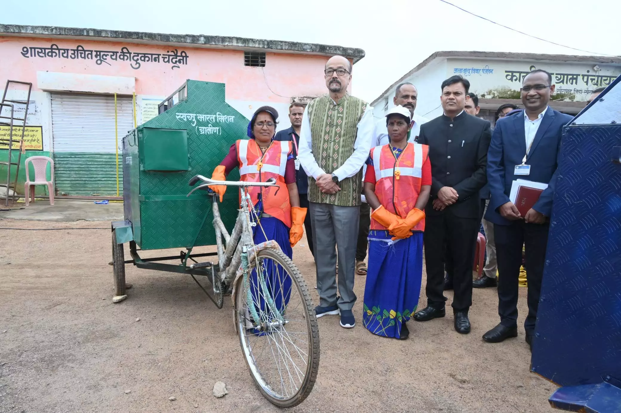 राज्यपाल रमेन डेका ने स्वच्छ भारत अभियान के तहत स्व-सहायता समूहों को गार्बेज रिक्शा प्रदान किया राज्यपाल रमेन डेका ने स्वच्छ भारत अभियान के तहत स्व-सहायता समूहों को गार्बेज रिक्शा प्रदान किया