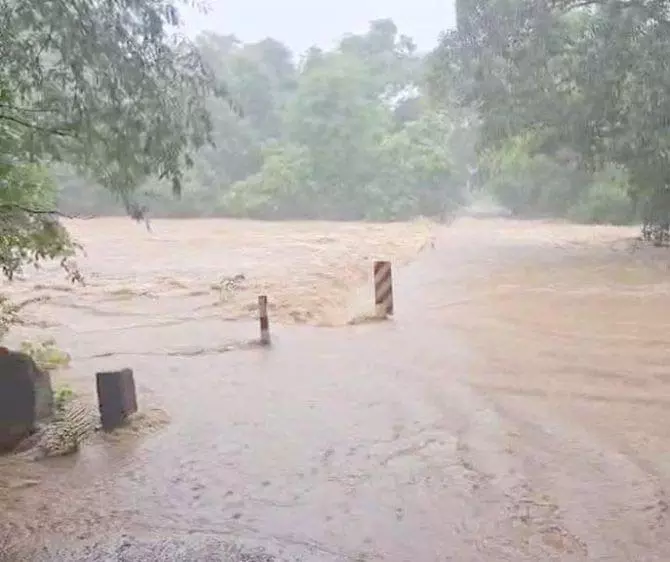 झीरम नाले में कार बहने से दंपत्ति और दो बच्चियां लापता झीरम नाले में कार बहने से दंपत्ति और दो बच्चियां लापता